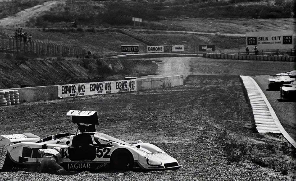 Warwick's XJR-6 beached in the Jerez gravel