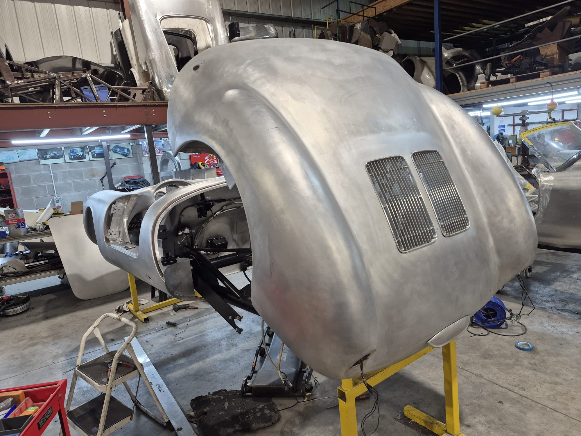 Body shell on its supports