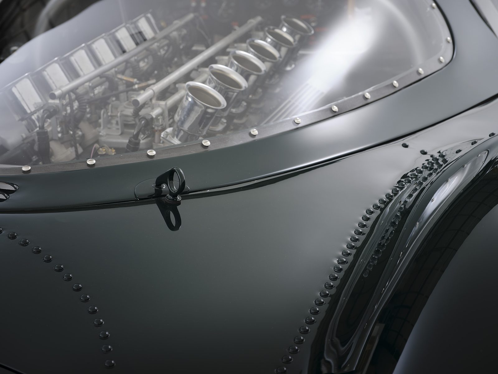 XJ13 Toolroom Copy — tera quad-cam V12 engine under transparent cover